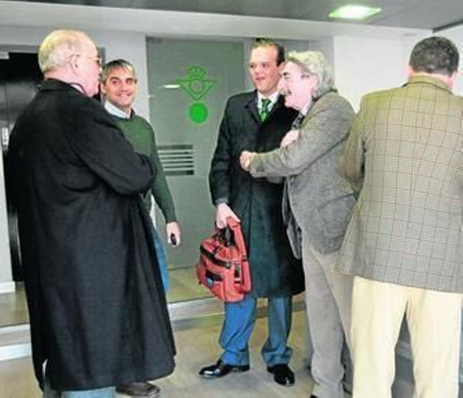 Miembros de las plataformas en una reunión en el estadio.
