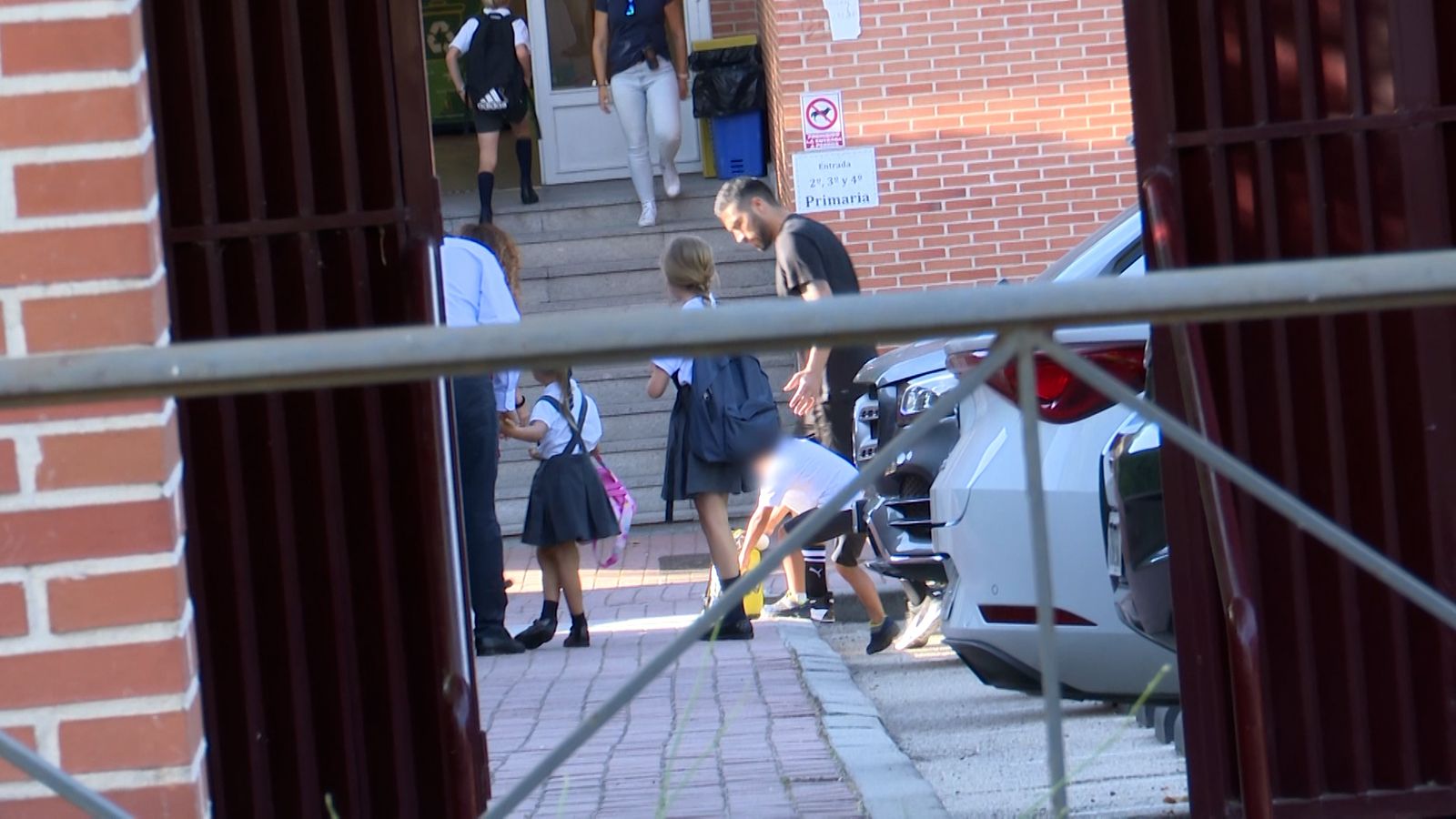 Ezequiel Garay acompaña a sus hijos al colegio