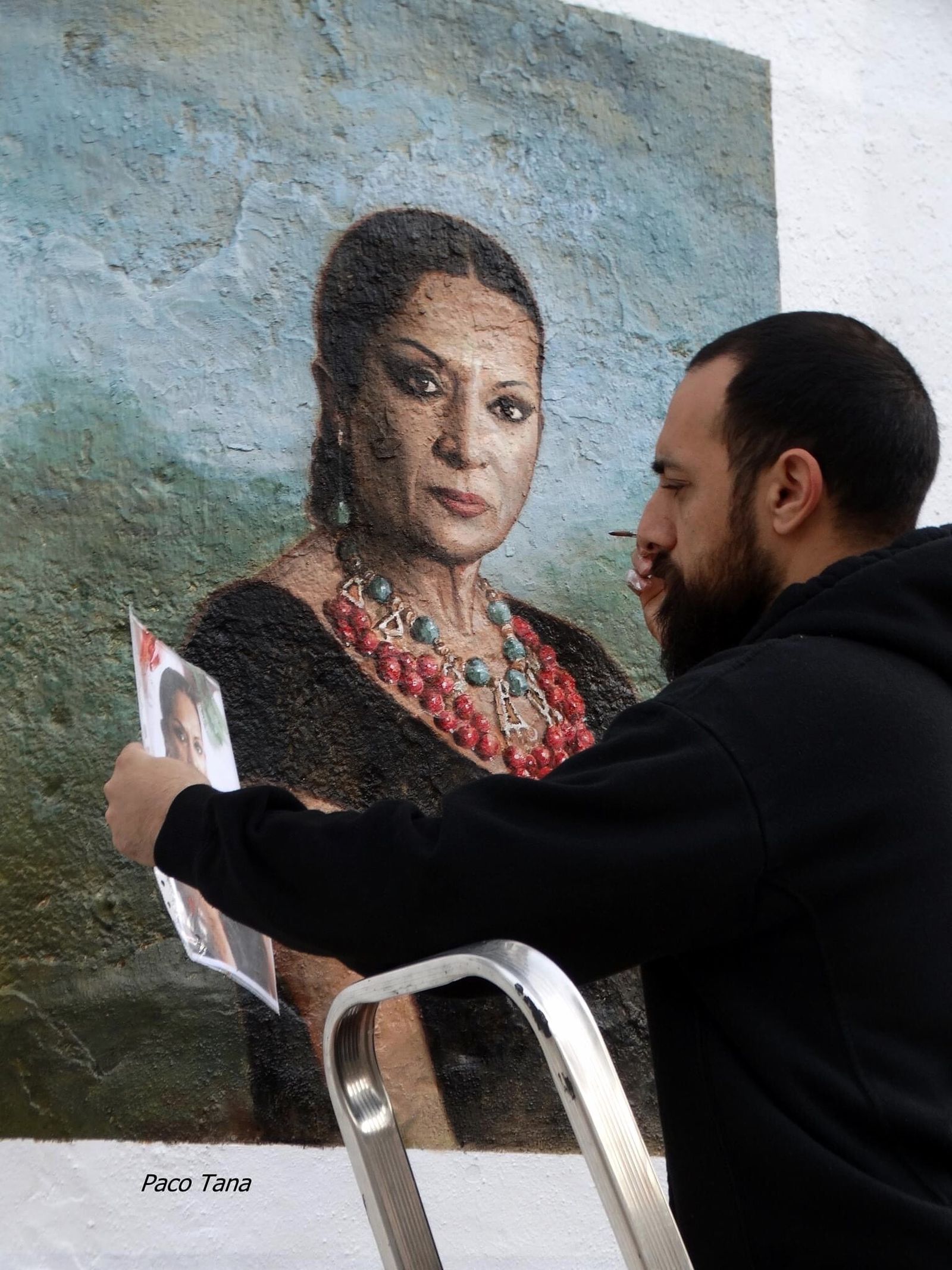 Samuel Martínez, trabajando en el mural de Lola Flores.
