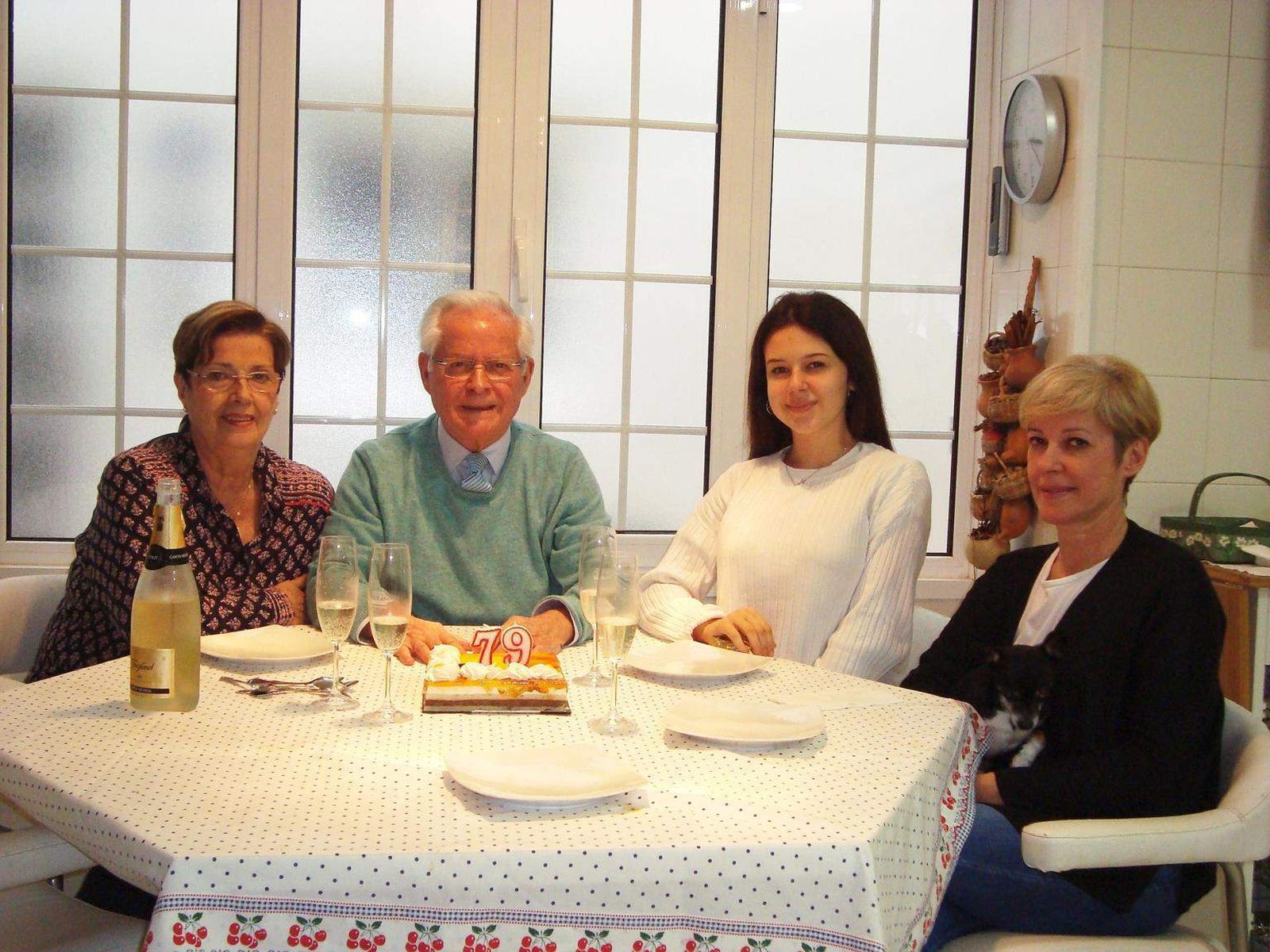 El homenajeado Pedro Aguilera con su mujer  Loli González, su nieta Sara de los Santos Pedraza y su hija Cristobalina de los Santos, durante la celebración del setenta y nueve cumpleaños.