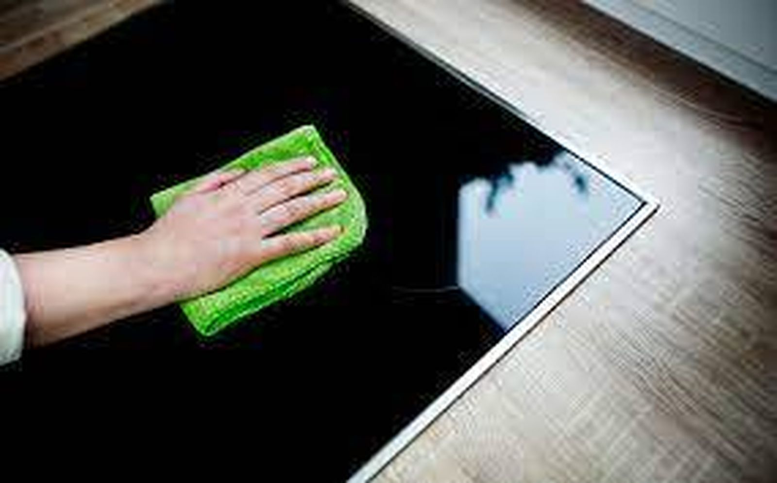 Una persona limpiando una vitrocerámica