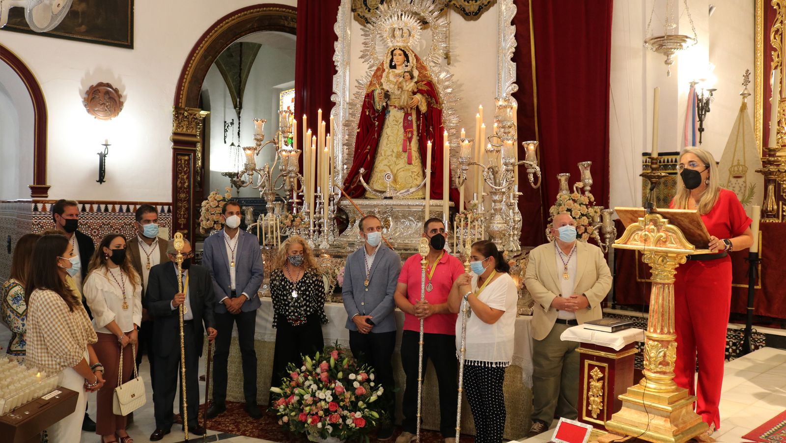 La alcaldesa se dirige a los presentes durante la ofrenda floral a la patrona.