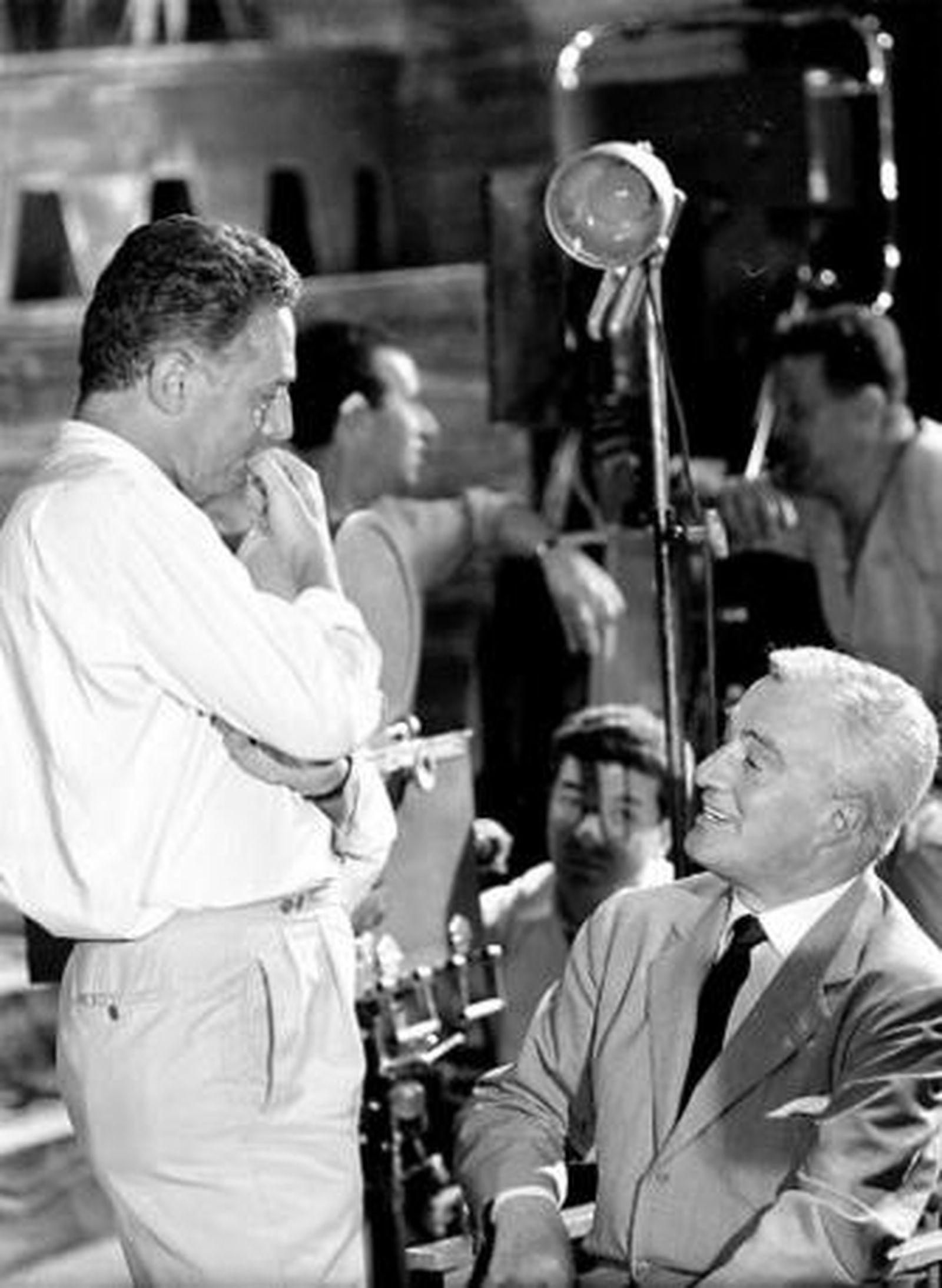 Dino Risi (de pie) junto a De Sica en el rodaje de 'Un amor en Roma'.