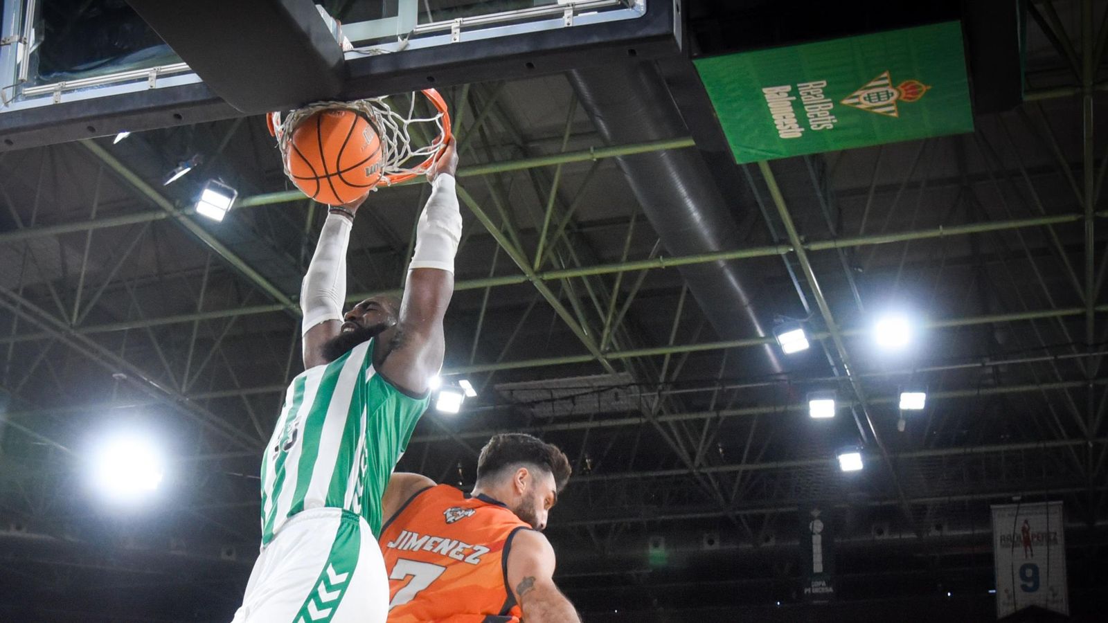 Kasibabu machaca ante el jugador del CB Morón José Alberto Jiménez.