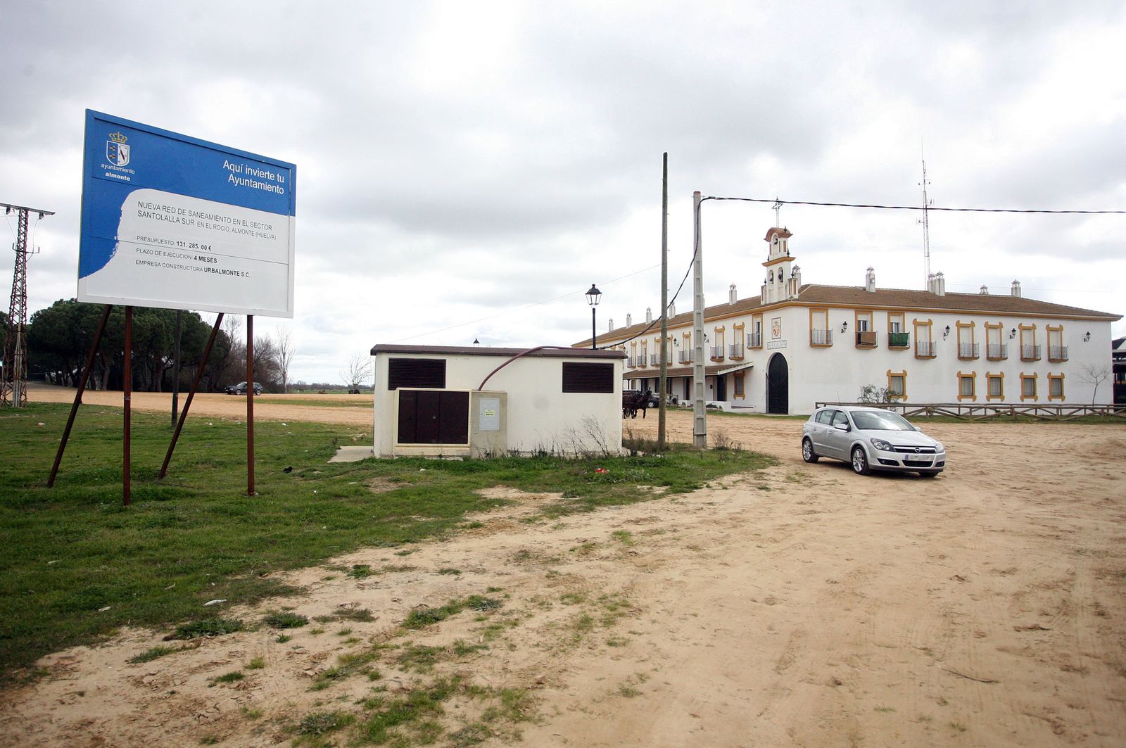 Viviendas en la aldea almonteña de El Rocío.