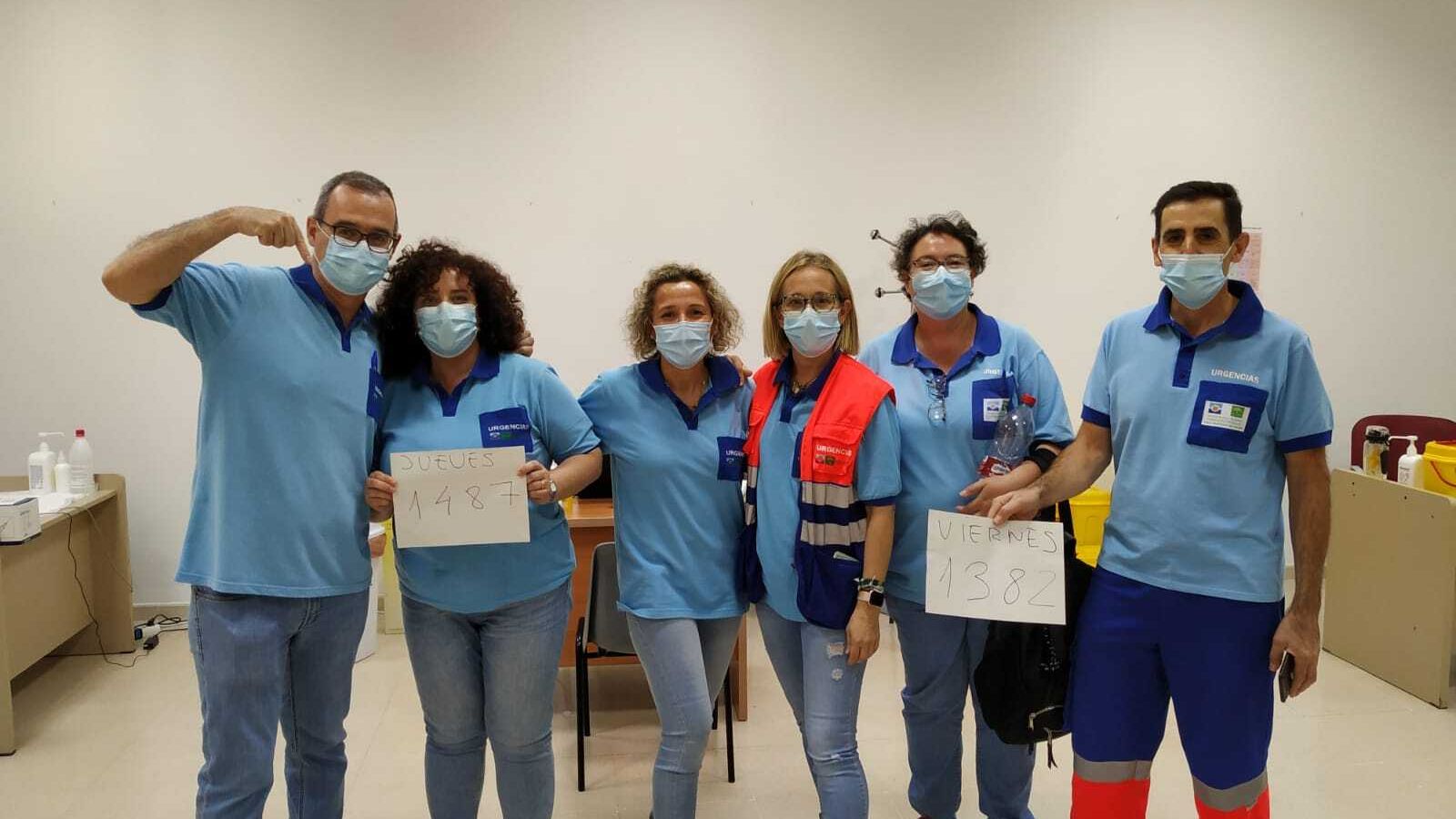 Antonia Torres (tercera por la izquierda), junto a sus equipo de vacunación inmortalizan un día de récord de dosis puestas.