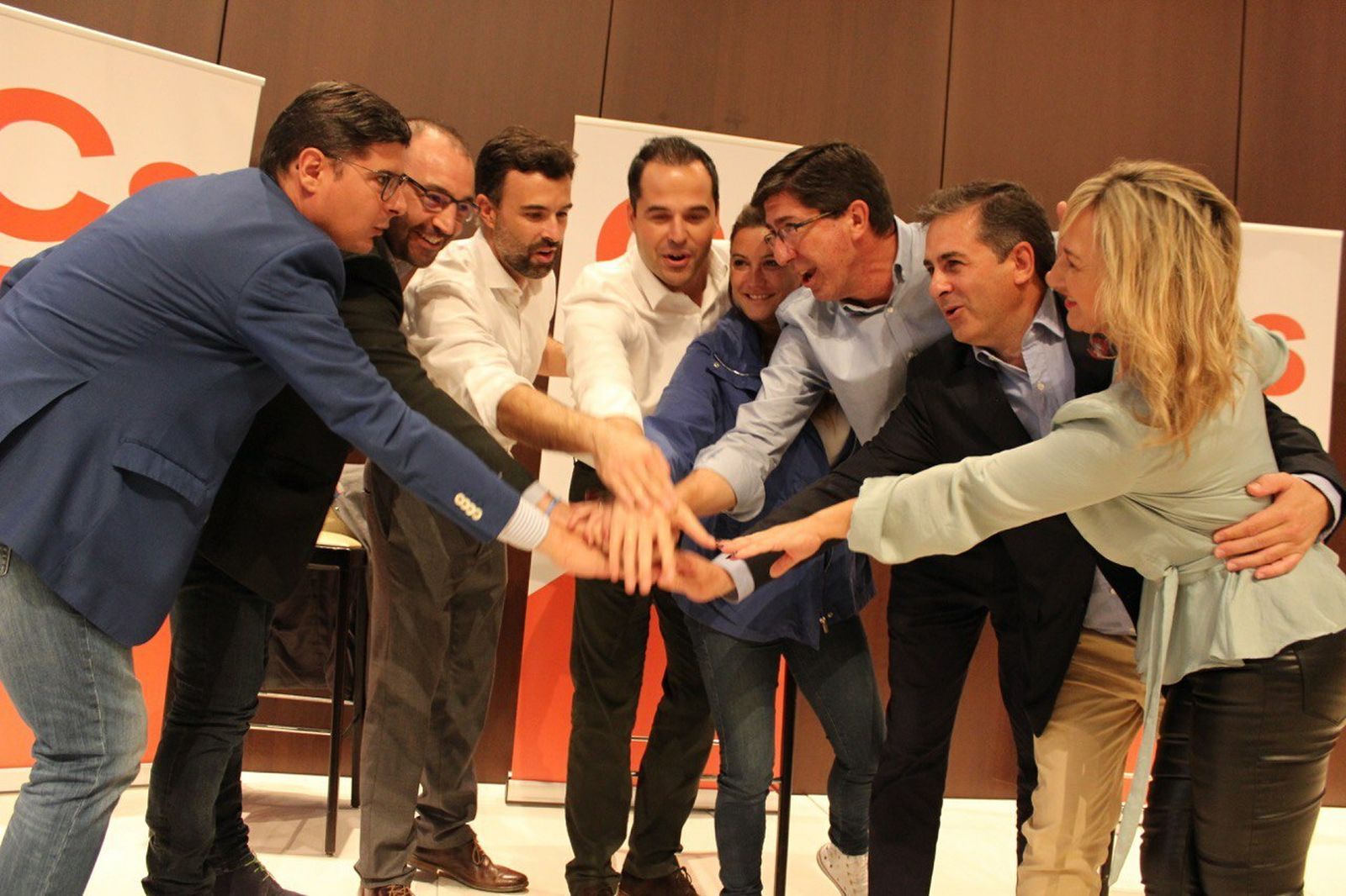 Ignacio Aguado, junto a Pablo Cambronero, y Juan Marín, entre otros, este sábado en Sevilla.