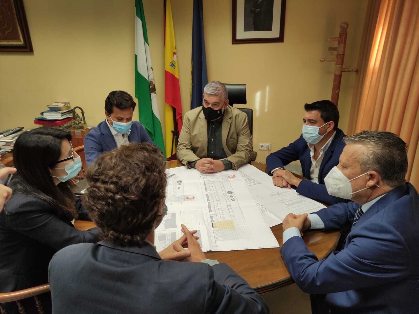 La reunión de los promotores y la cadena hotelera con el alcalde de Écija.