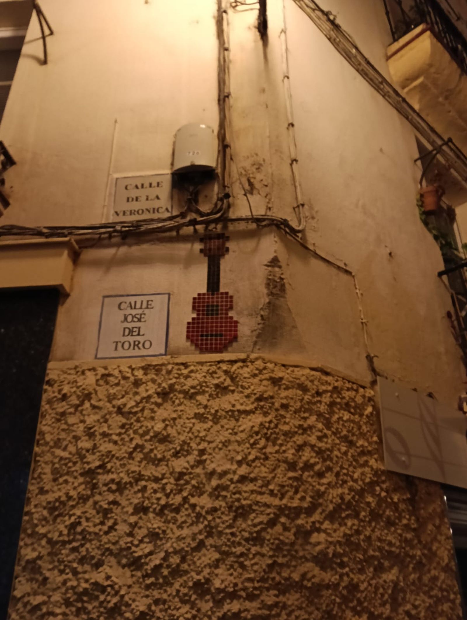 Composición de azulejos de una guitarran en la calle José del Toro