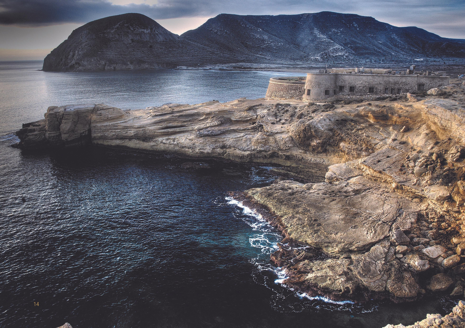 Acantilados en el playazo de Rodalquilar.