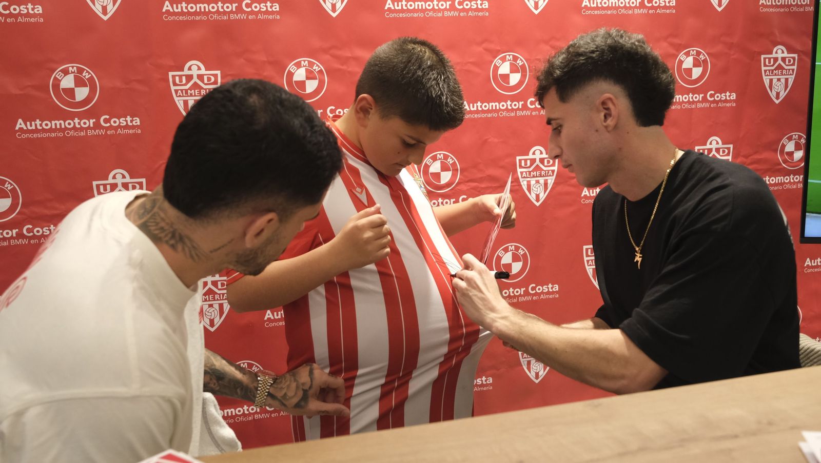 La firma de autógrafos de Jon Morcillo y Miguel de la Fuente en Automotor Costa BMW