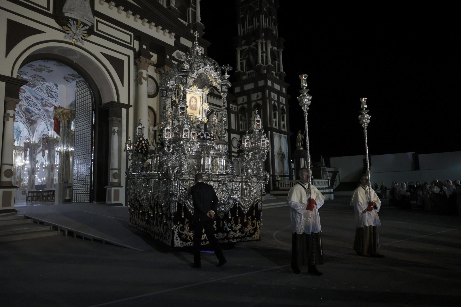 Las imágenes de la visita a la catedral del Palmar de Troya