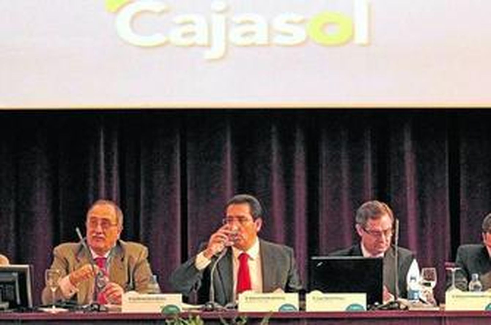 El presidente de la Comisión de Control, Guillermo Sierra, Antonio Pulido, y el director general, Juan Salido.