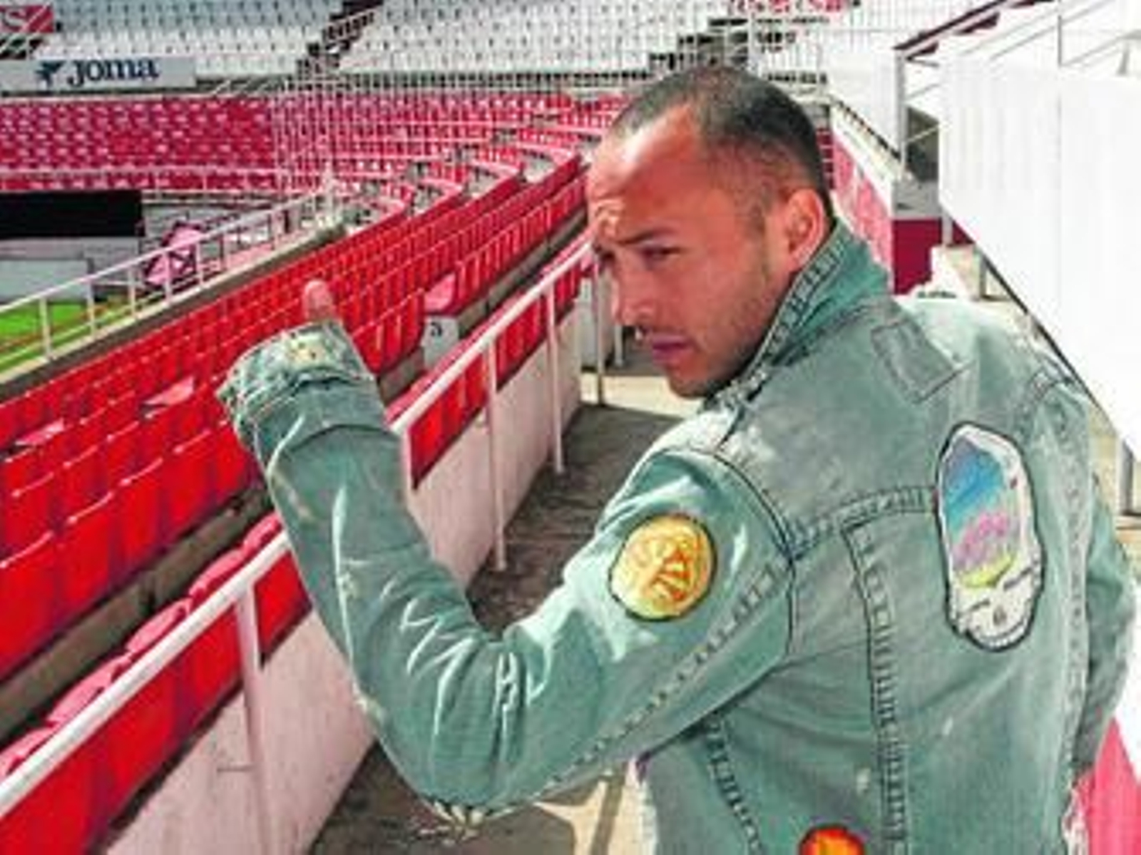 Chevantón abandona el Sánchez-Pizjuán después de un entrenamiento sevillista.