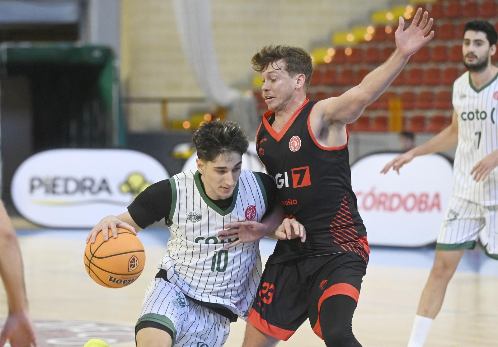 Las mejores fotos del ambiente en Vista Alegre para el Coto Córdoba - Logrobasket