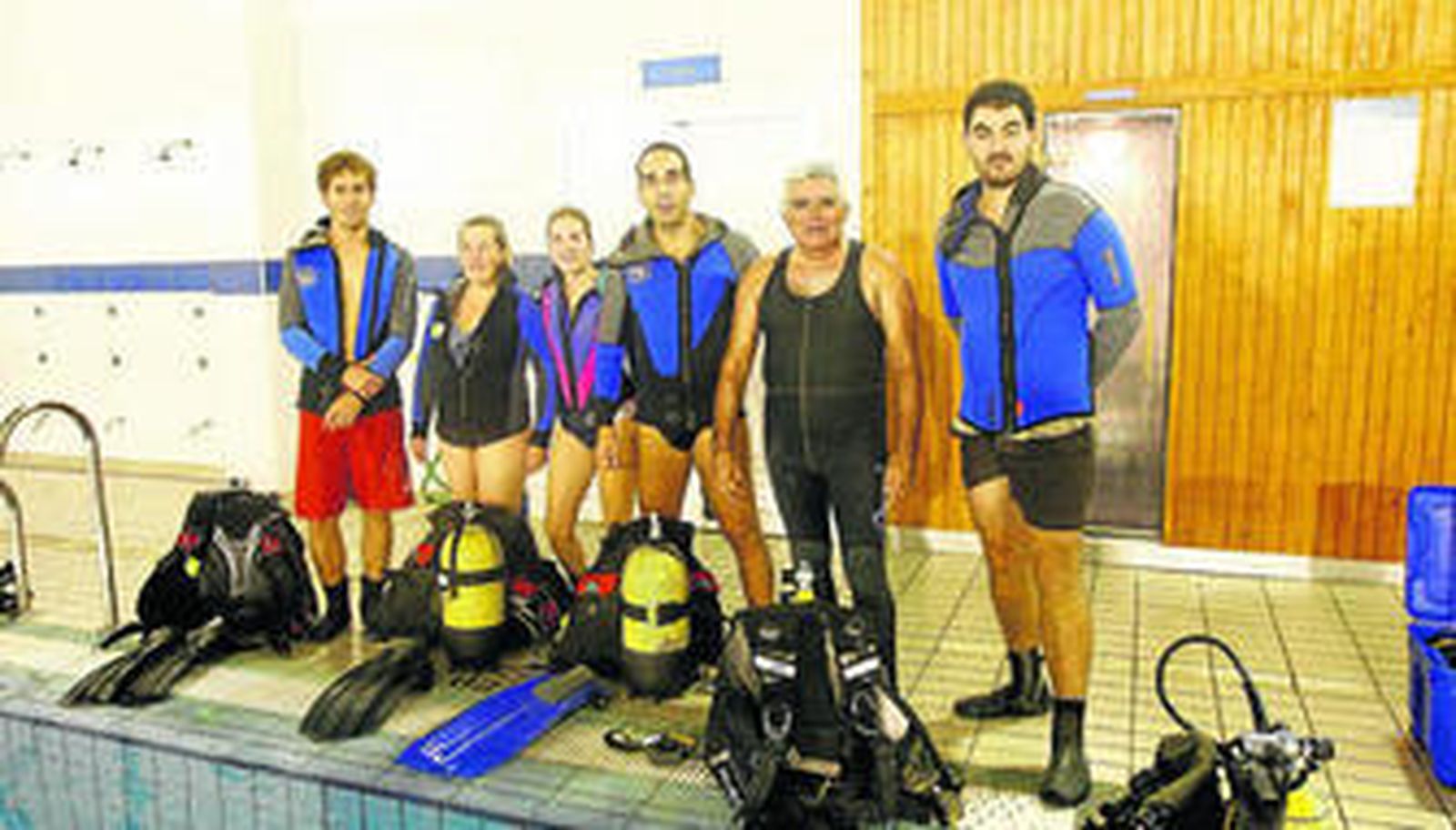 Los cinco participantes del curso de Buceo Deportivo 1 estrella Fedas junto al monitor Sebastián Gómez.