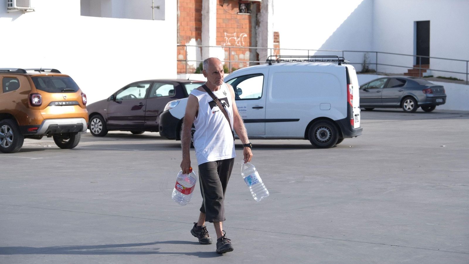 Un vecino de Espiel acude al lugar donde está instalado el camión cisterna.