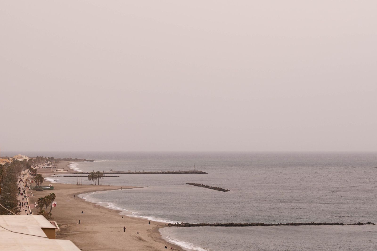 Imágenes que impresionan | Almería envuelta en calima