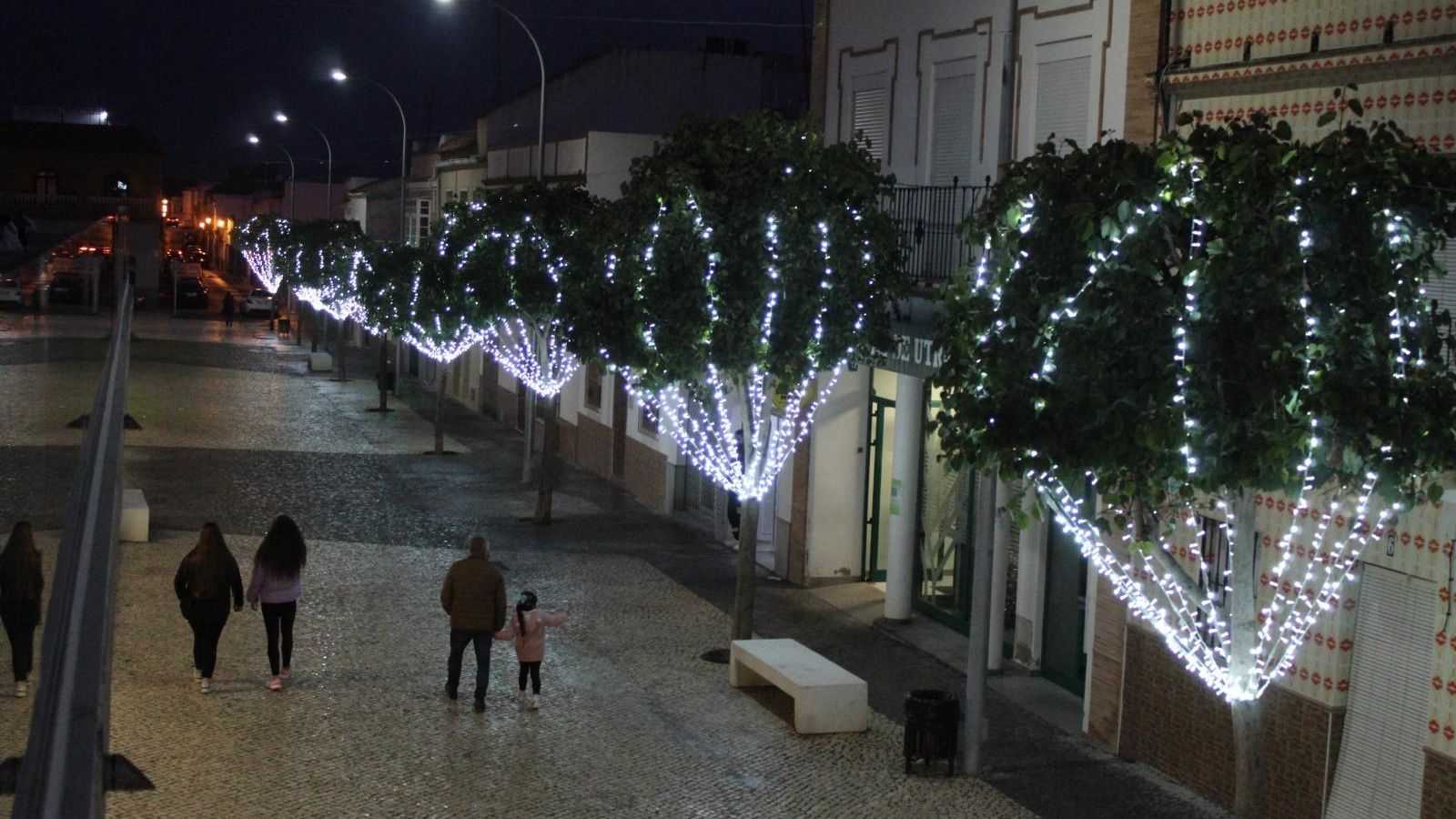 Calle con luces de Navidad en El Palmar de Troya.