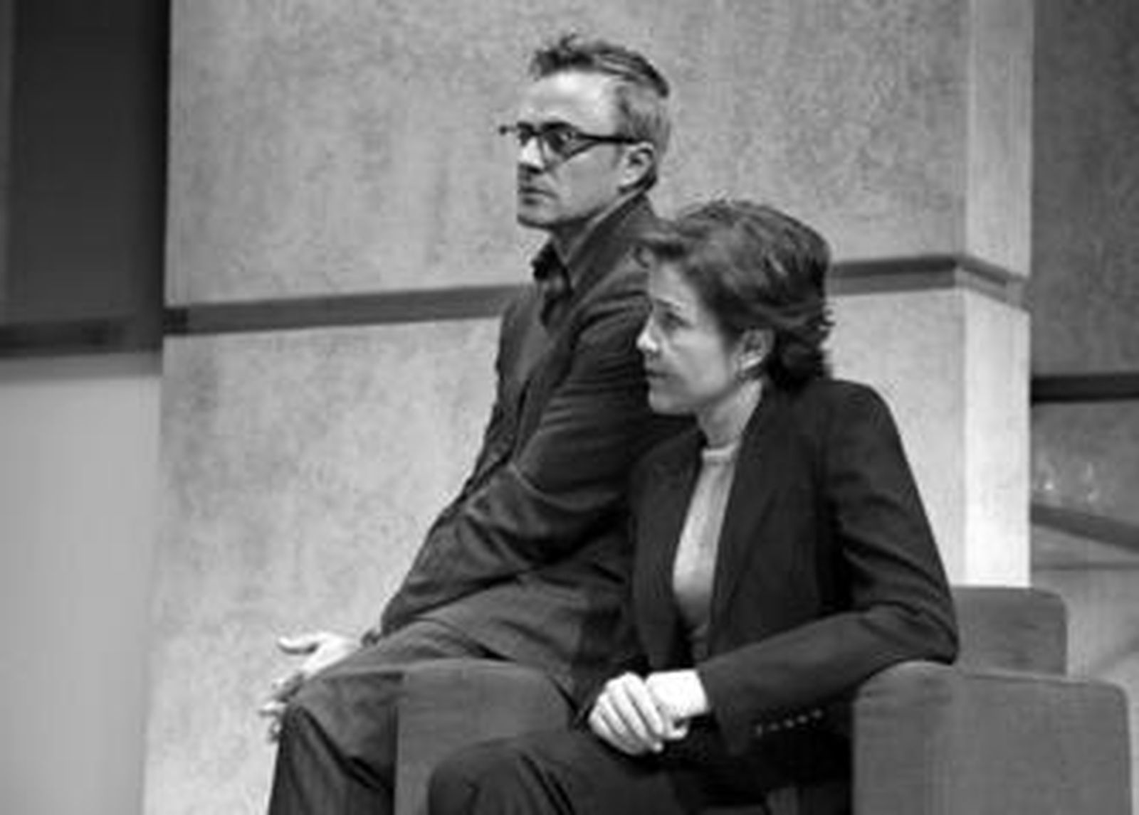 Eleazar Ortiz y María Pujalte, en una escena de la comedia negra 'El método Grönholm'.