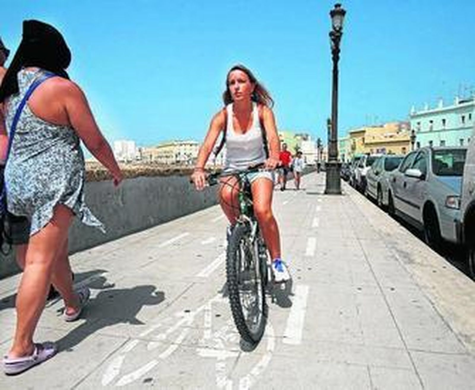 El carril bici pintado sobre el pavimento del Campo del Sur.