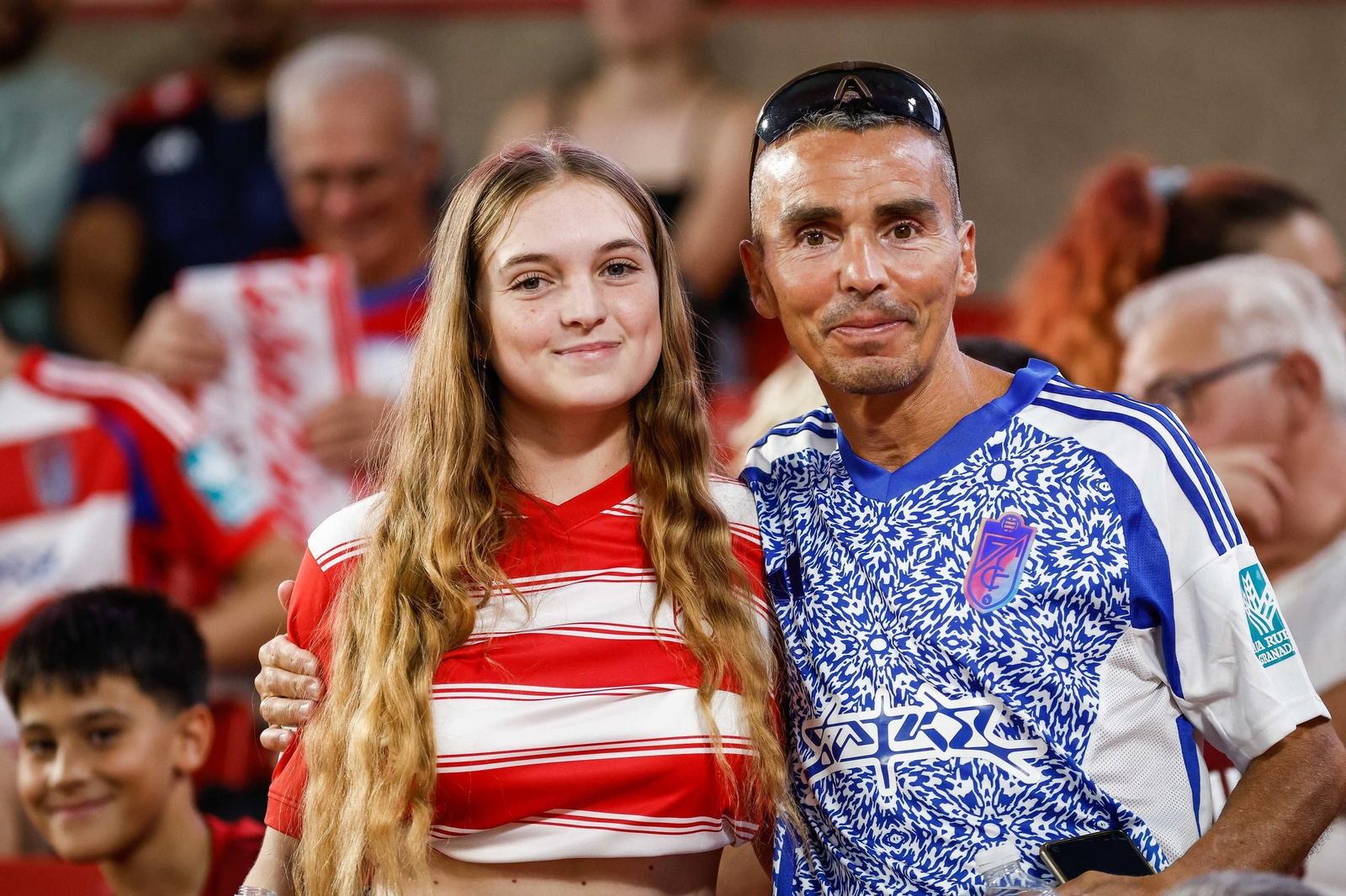 Encuéntrate en la grada de Los Cármenes y en el recibimiento al Granada CF