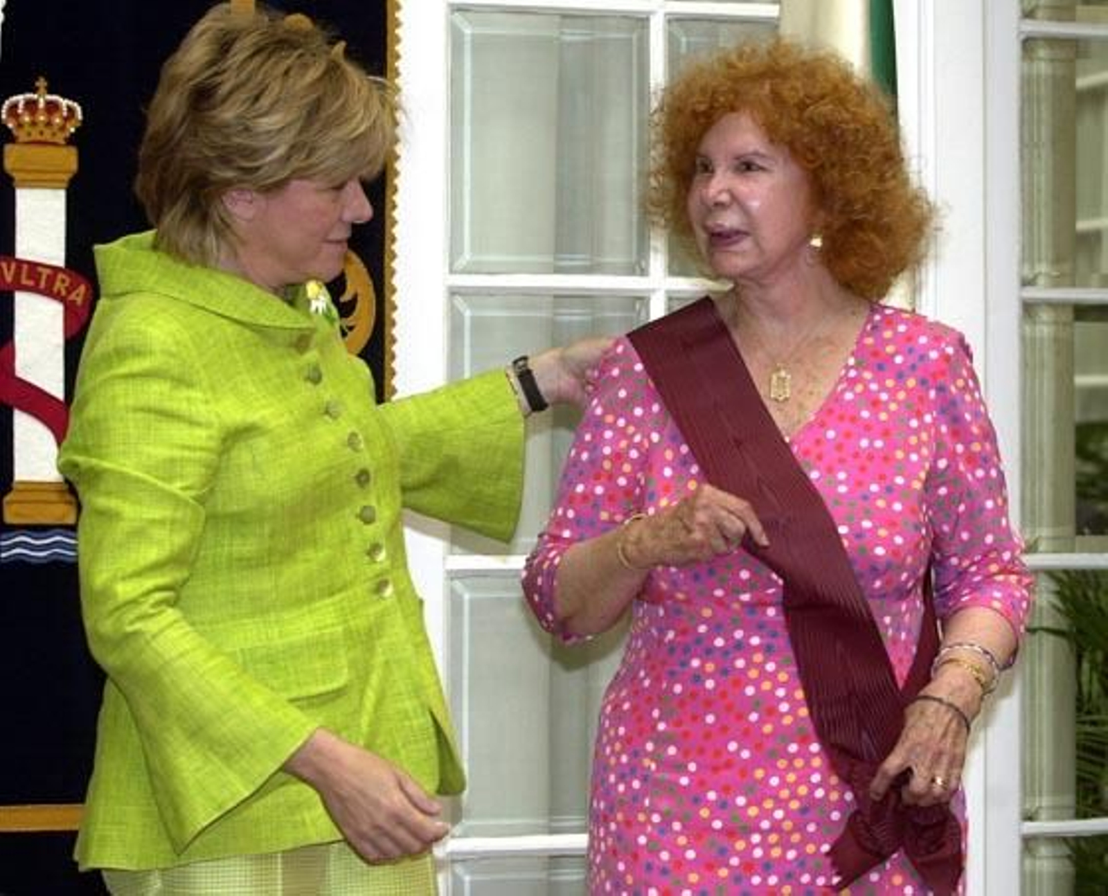 La ex ministra, Pilar del Castillo, le impone a la Duquesa de Alba la Gran Cruz de la Orden de Alfonso X el Sabio.