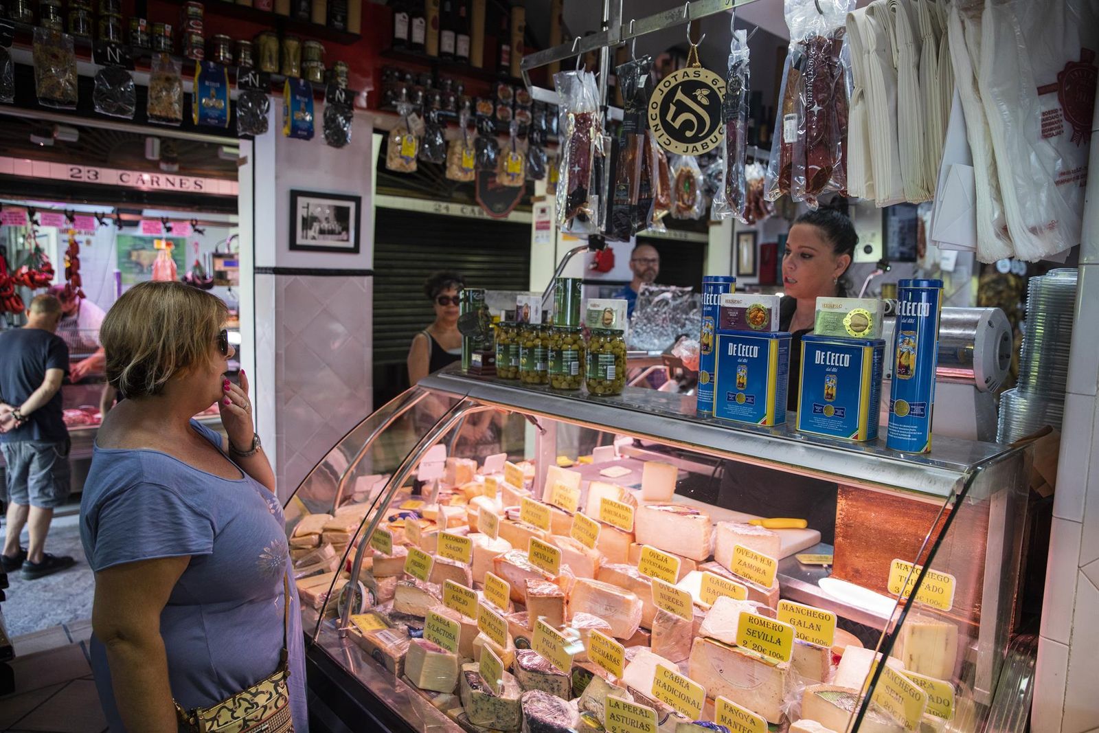 Una mujer compra en un mercado.