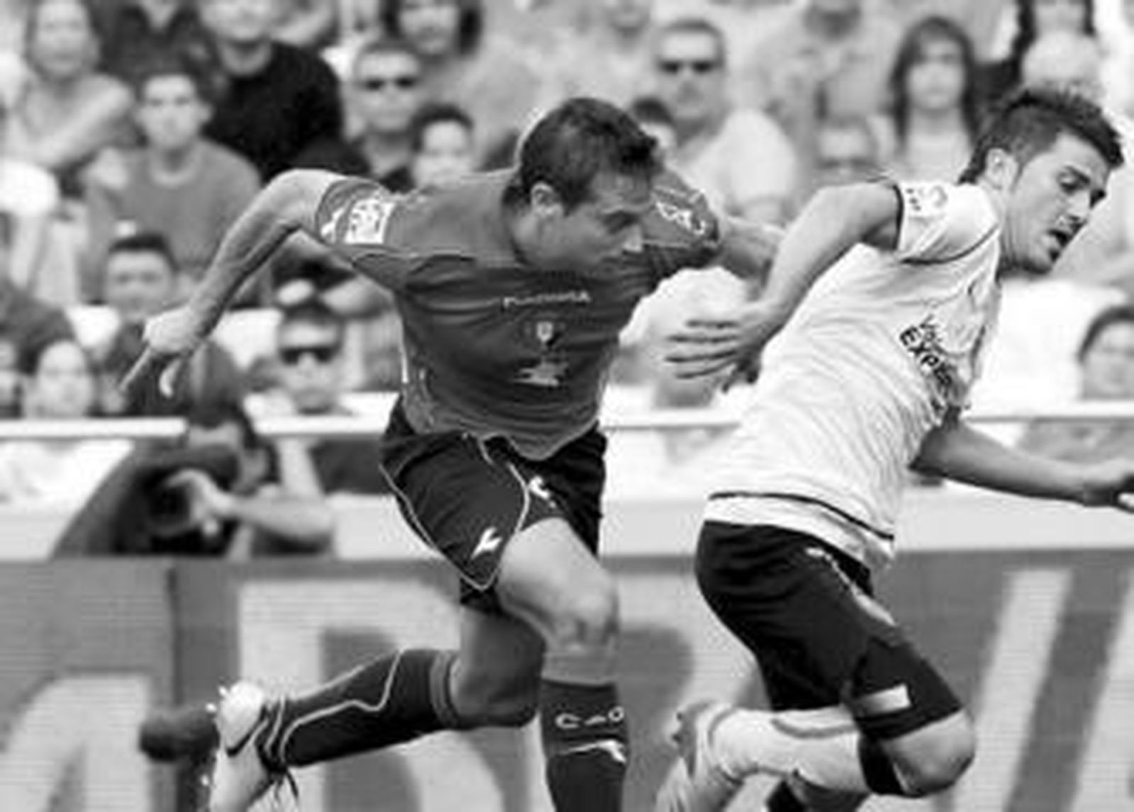 Villa, que conduce el balón ante Miguel Flaño, jugó a pesar del esguince que sufrió el pasado jueves.