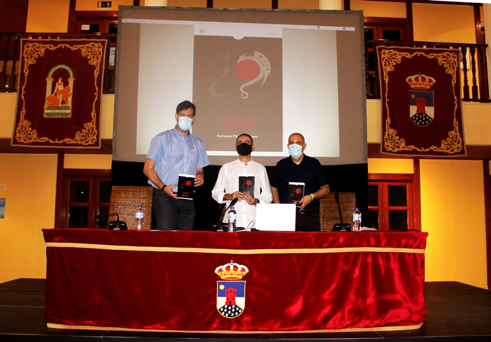 El escritor Fernando Martínez López acompañado de Juanjo Salvador y Diego Reche.