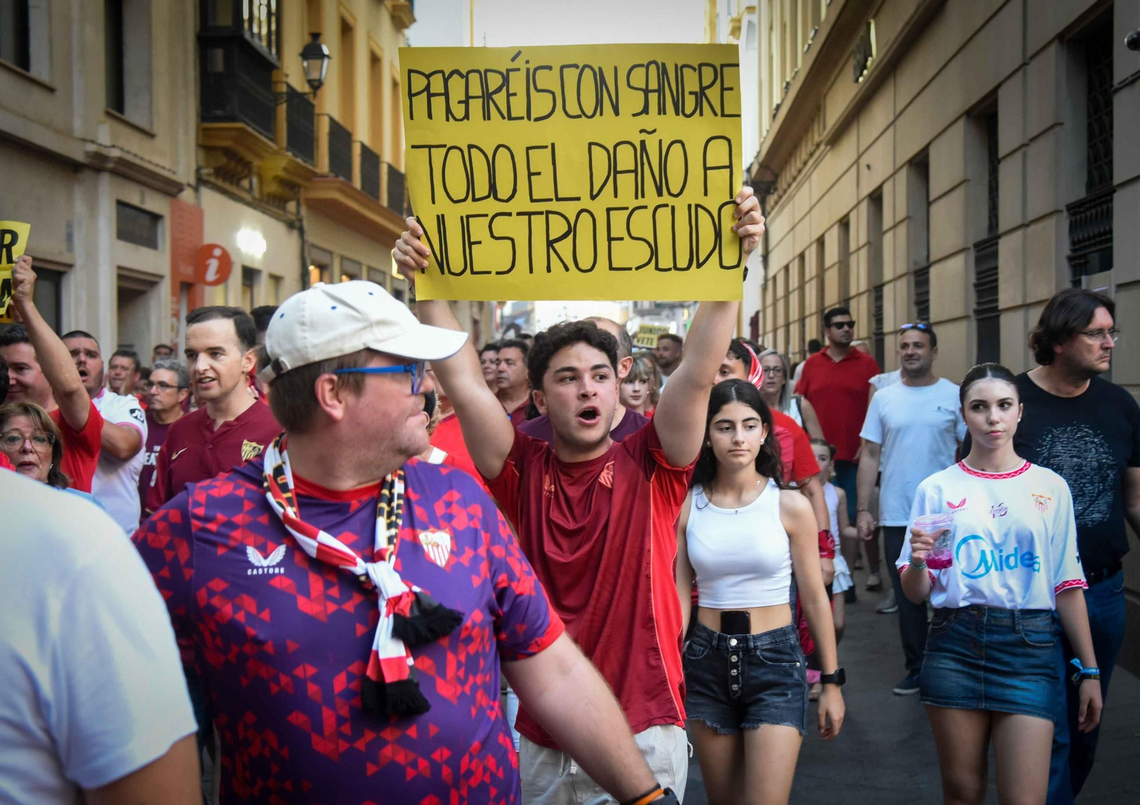 Manifestación del sevillismo contra la directiva del club