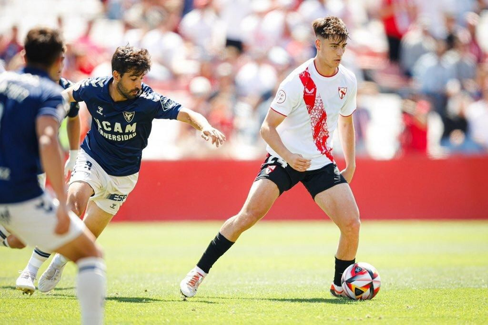 Pablo Rivera controla el balón ante Fer Pina.