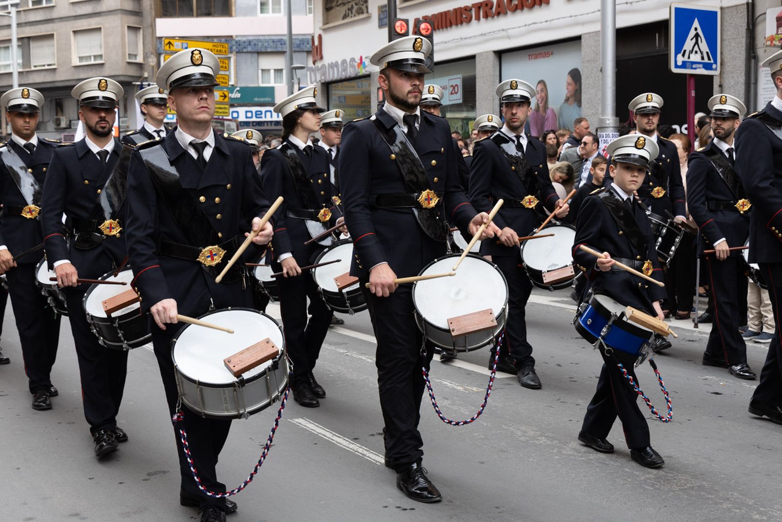 Los jiennenses se echan a la calle para presenciar la primera de las procesiones de la jornada: la Borriquilla (I)
