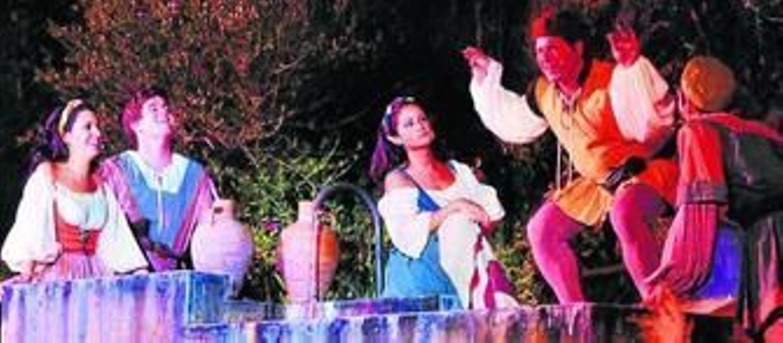 Varios actores, durante la representación de 'Fuenteovejuna' en 2009, el año en que el montaje peligró por las amenazas de la SGAE.