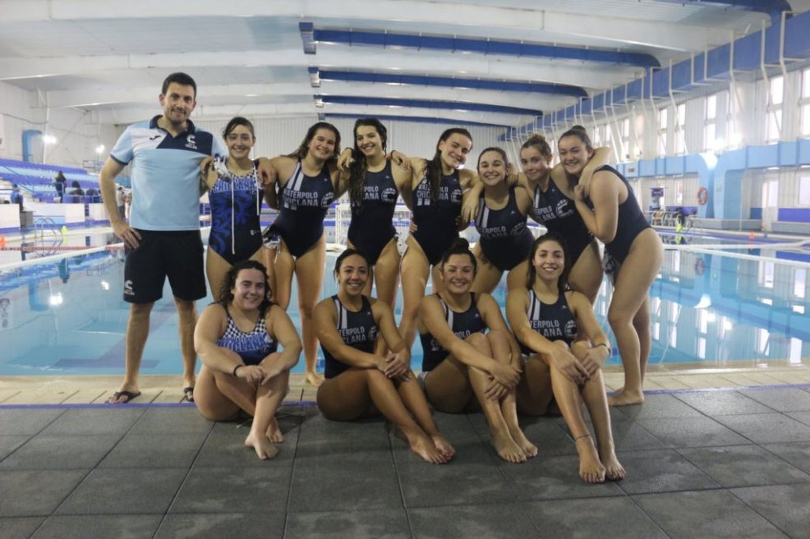 Las jugadoras del equipo femenino del CW Chiclana con su entrenador.