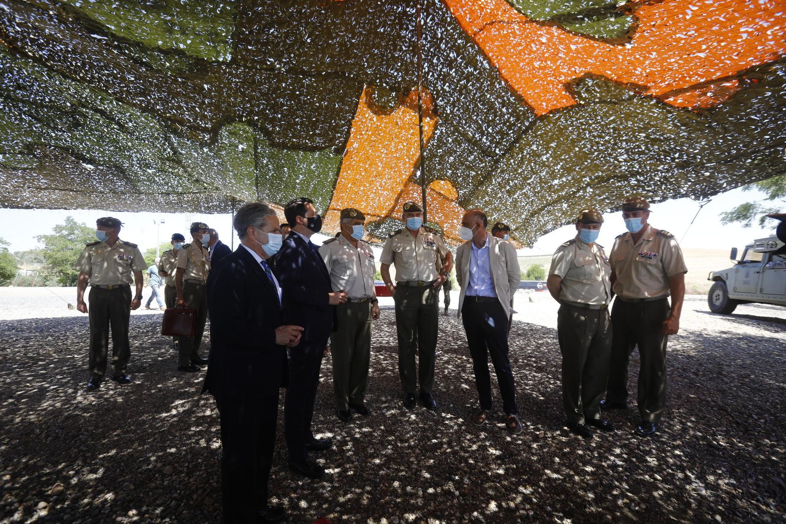 La visita de la ministra de Defensa a Córdoba para conocer la base logística del Ejército, en fotografías