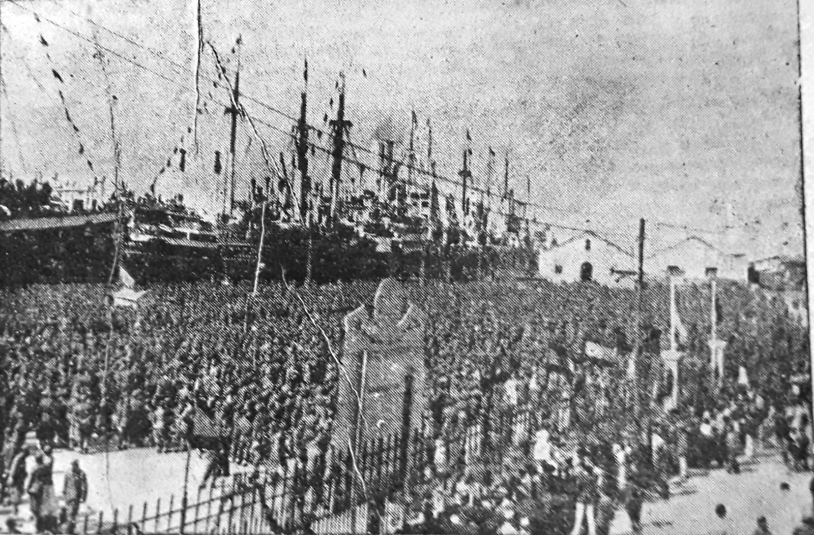 El muelle Reina Victoria, en el puerto de Cádiz, durante la despedida a los legionarios del Corpo Truppe Volontarie el 31 de mayo de 1939.
