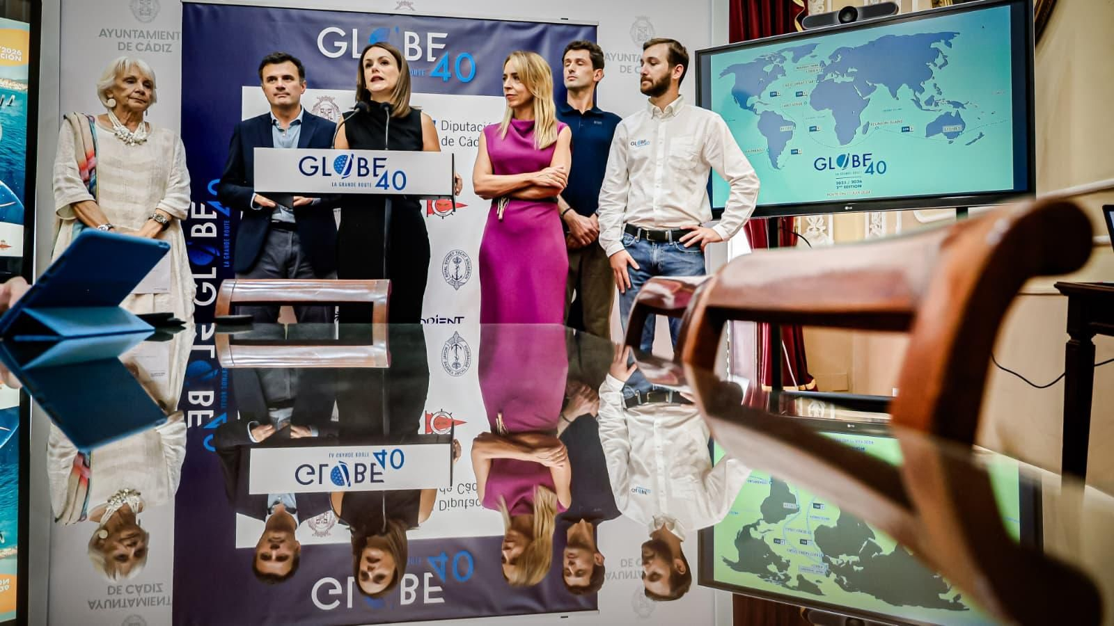 Representantes del Ayuntamiento, Diputación y de la Autoridad Portuaria, junto a organizadores del evento náutico.