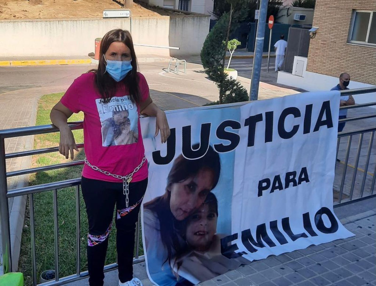 Sara Casas encadenada a la valla que da acceso al Hospital Infantil.