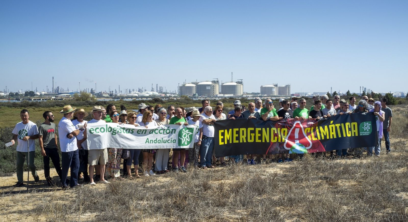 Los activistas de Ecologistas en Acción, con el polo químico de Huelva como telón de fondo.