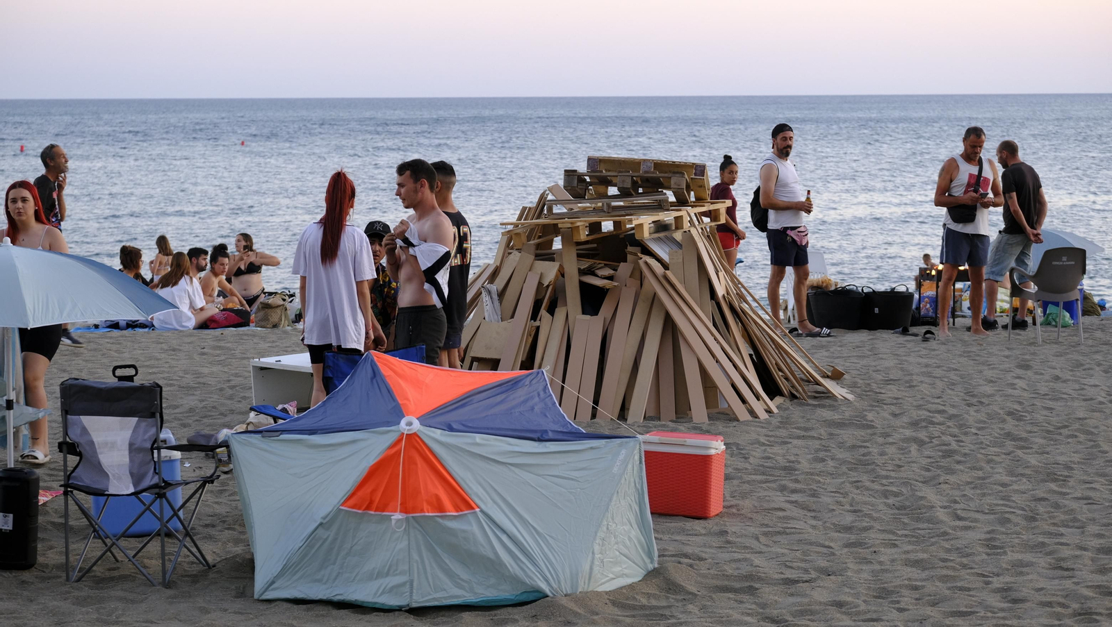 Imágenes de las hogueras de la Noche de San Juan en Almería capital