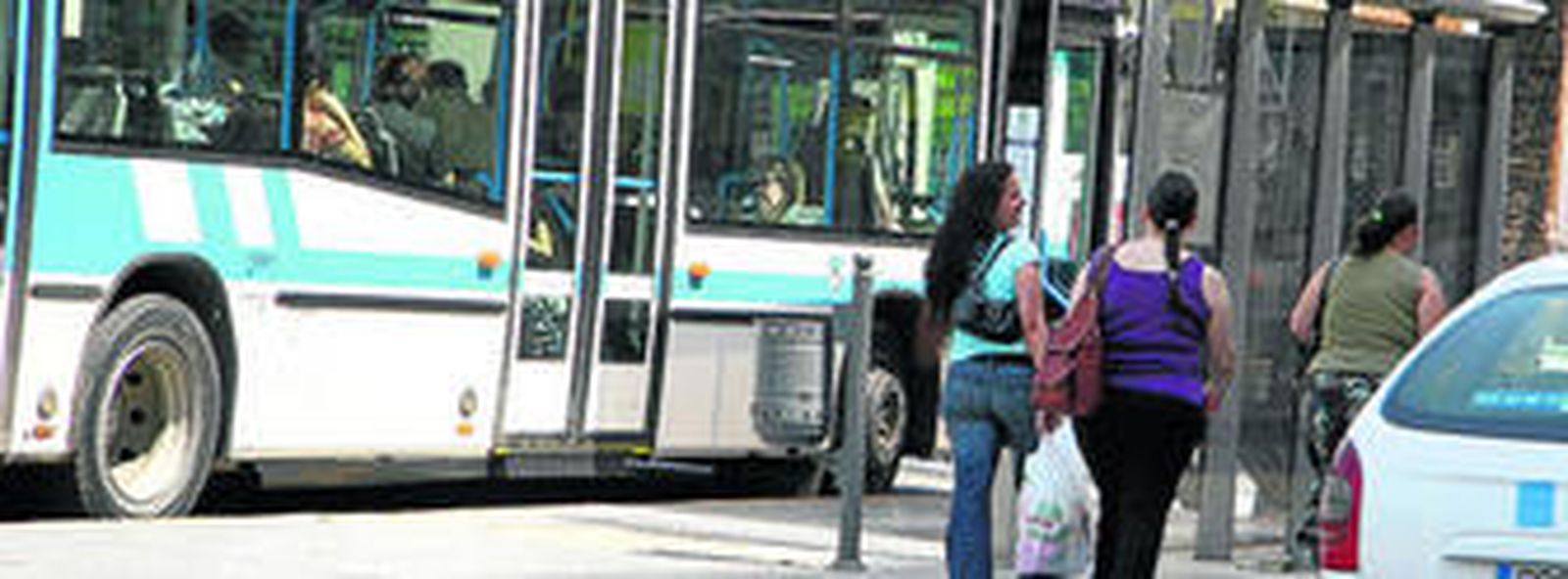 Autobús de la Empresa Municipal de Transportes Urbanos (Emtusa) en la capital onubense.