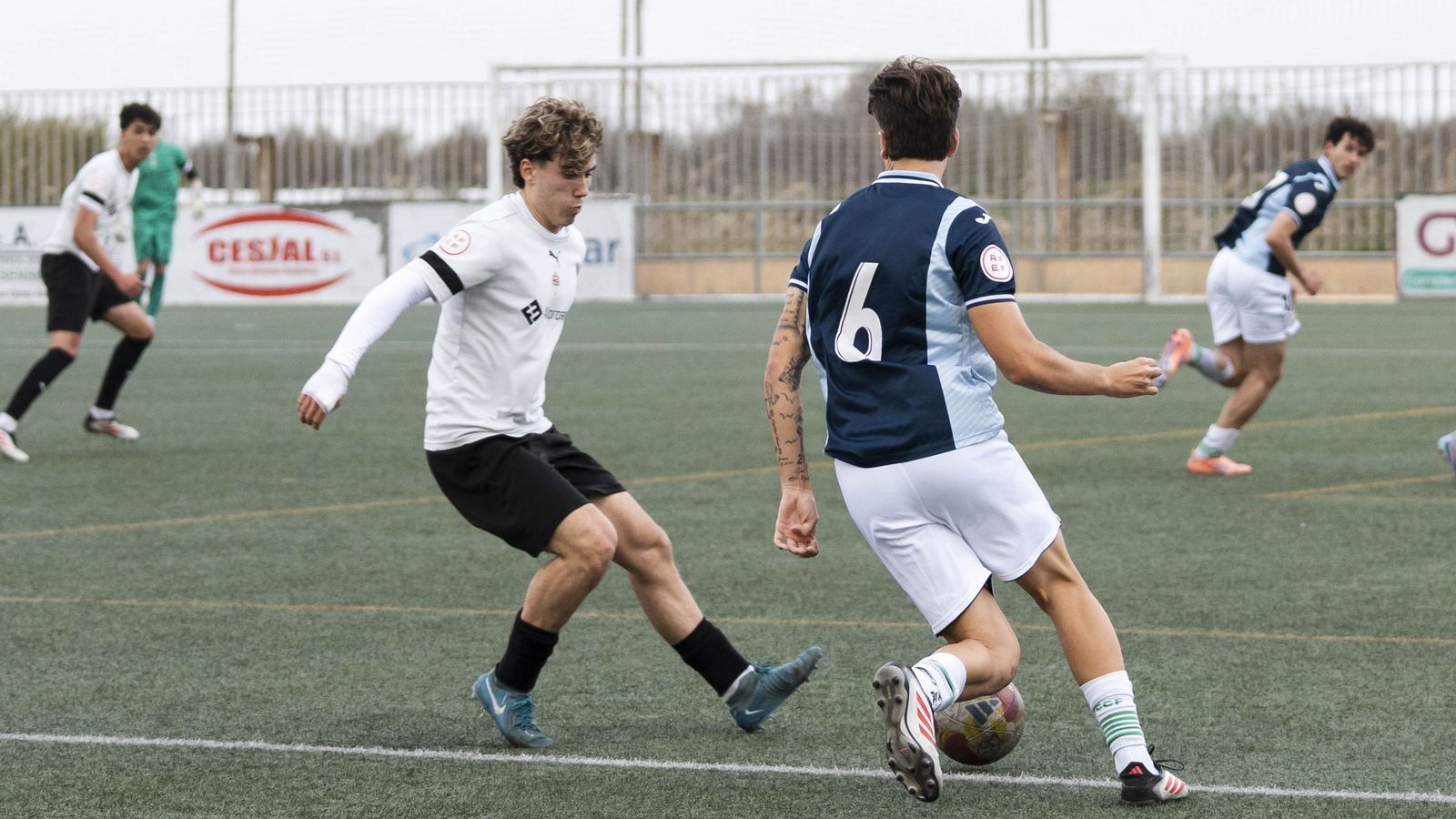 Santi Martínez presiona a un rival durante el encuentro del pasado miércoles frente al Córdoba.