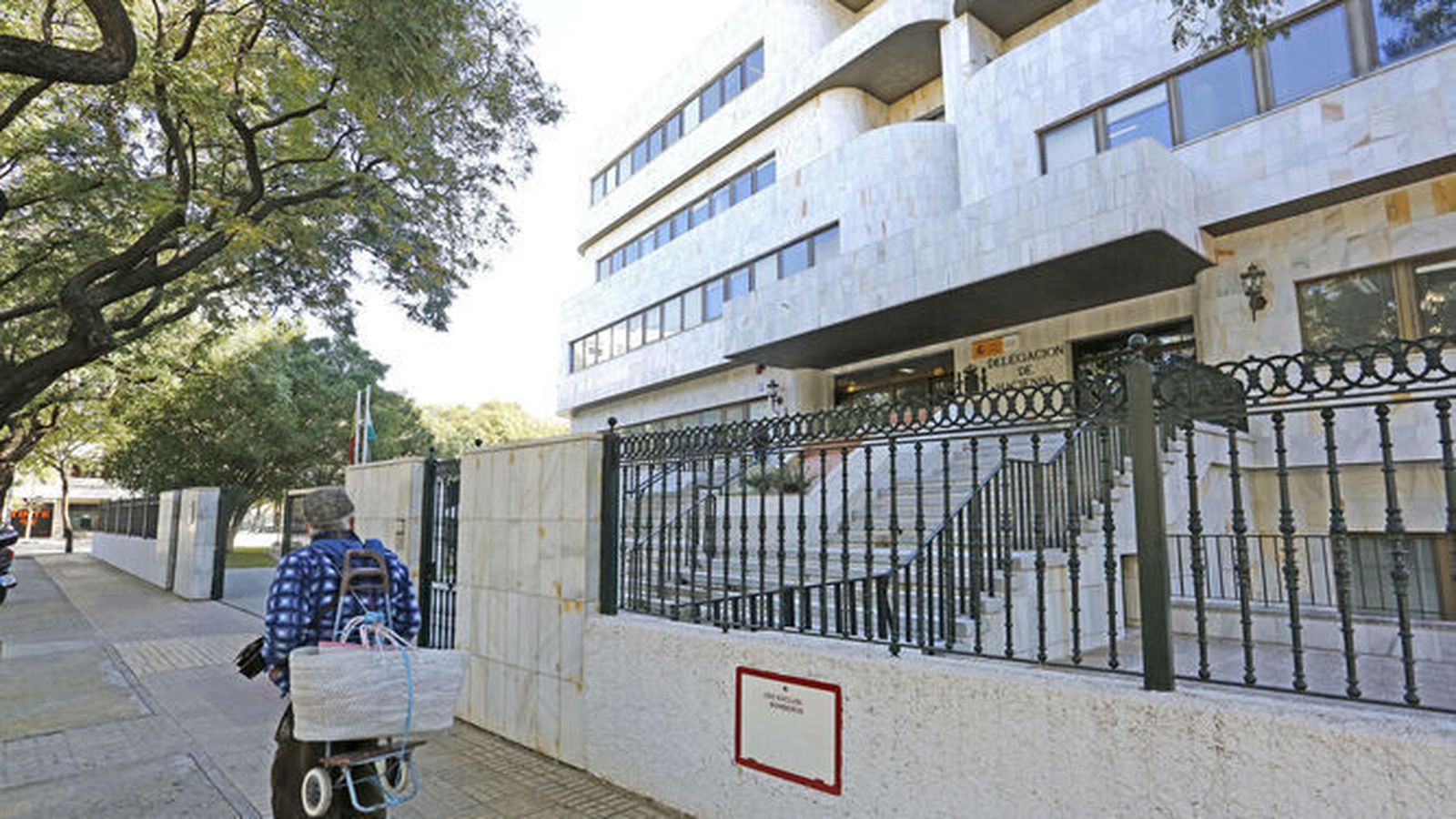 Fachada principal del edificio de la Delegación de la Agencia Tributaria en Jerez.