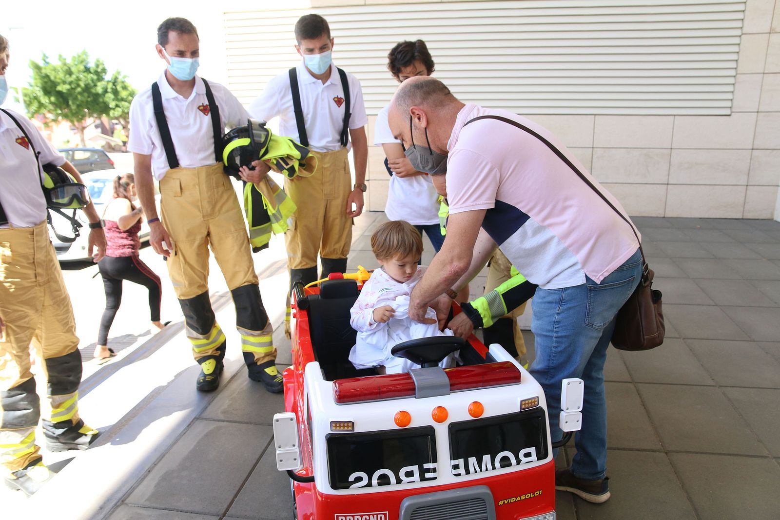 Fotogalería los bomberos de Almería regalan un cochecito eléctrico y camisetas a los niños hospitalizados de Torrecárdenas