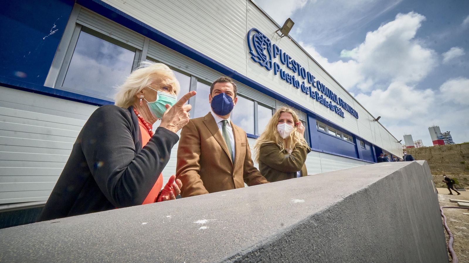 Imagen para la historia del puerto de Cádiz, cuando el presidente de la Junta de Andalucía, Juanma Moreno visitaba las instalaciones del nuevo PIF del puerto de Cádiz en tiempos de la pandemia del covid