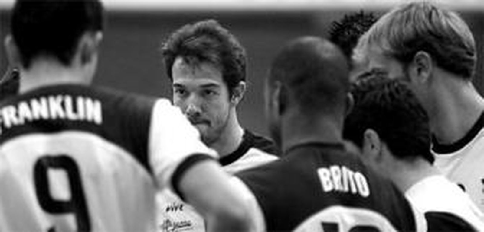 Los jugadores del UMA hablan durante el partido.