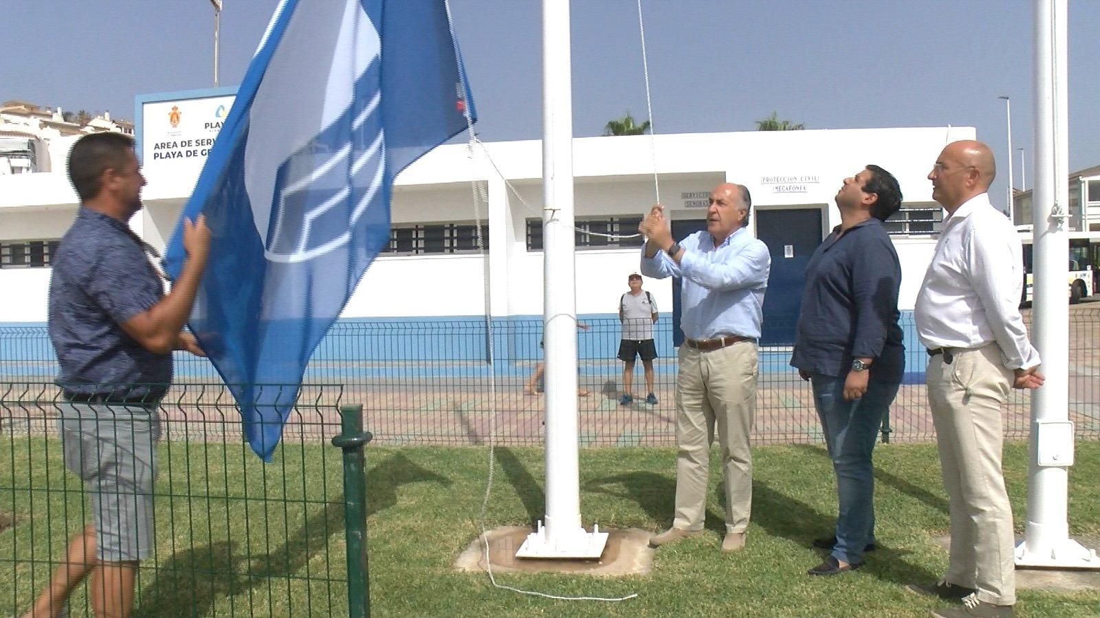 Momento del izado de la bandera azul en Getares