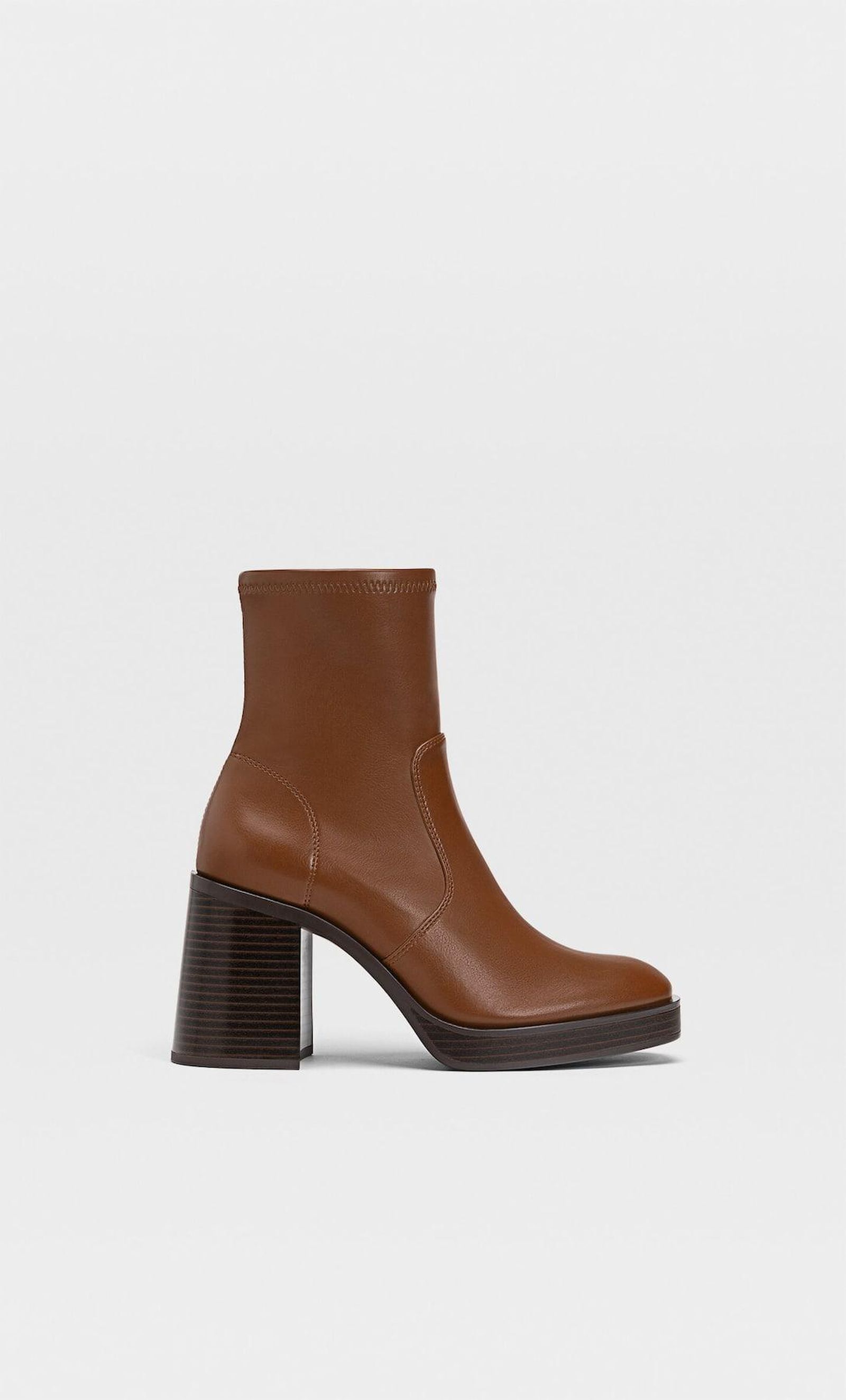 Botines de tacón ancho de Stradivarius.