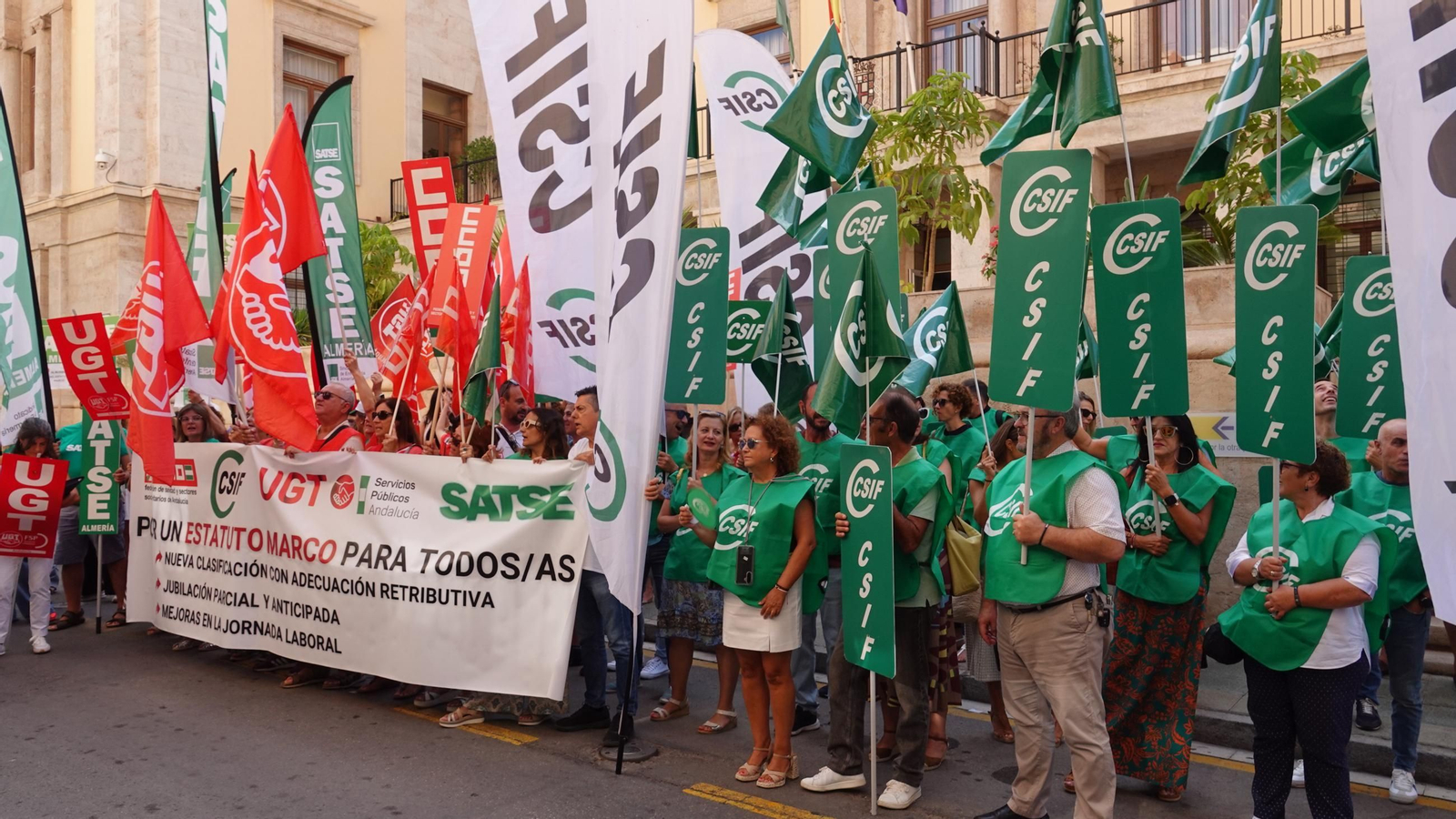 Concentración de protesta en Almería, frente a la Subdelegación del Gobierno